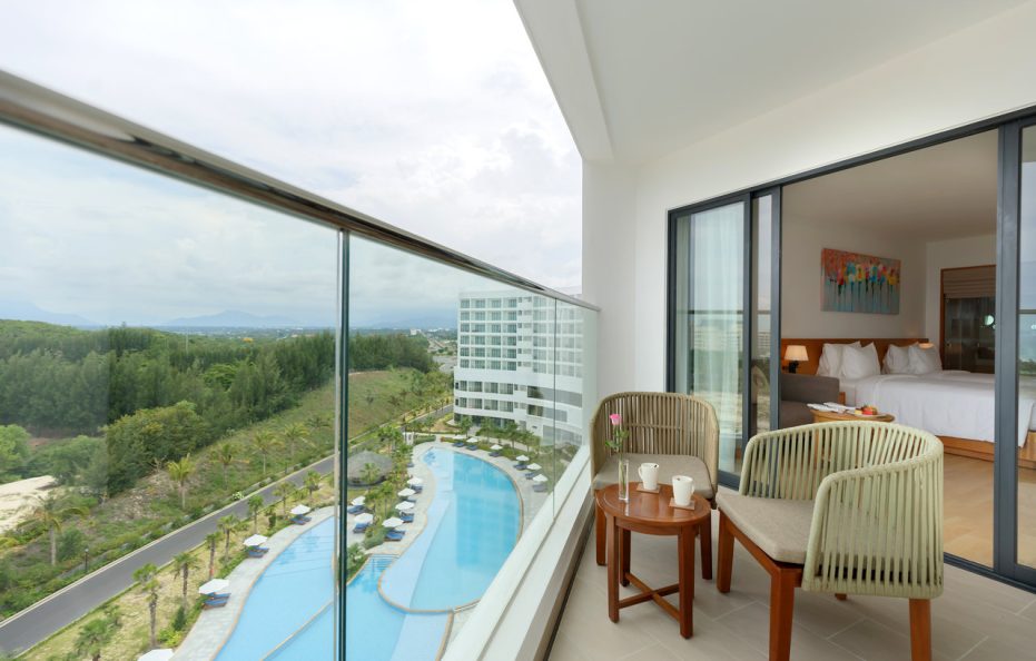 Premier Deluxe hướng biển có ban công | Ưu đãi đặt trước 10 ngày – Ăn 2 bữa + Đồ uống không giới hạn + Vui chơi công viên nước